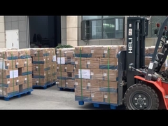 I lavoratori stanno caricando i veicoli